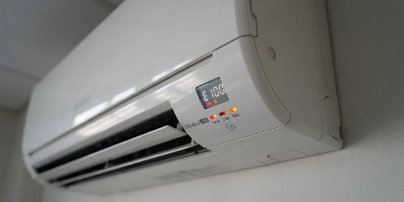 Diagram showing the difference between timer light and power light blinking on aircon